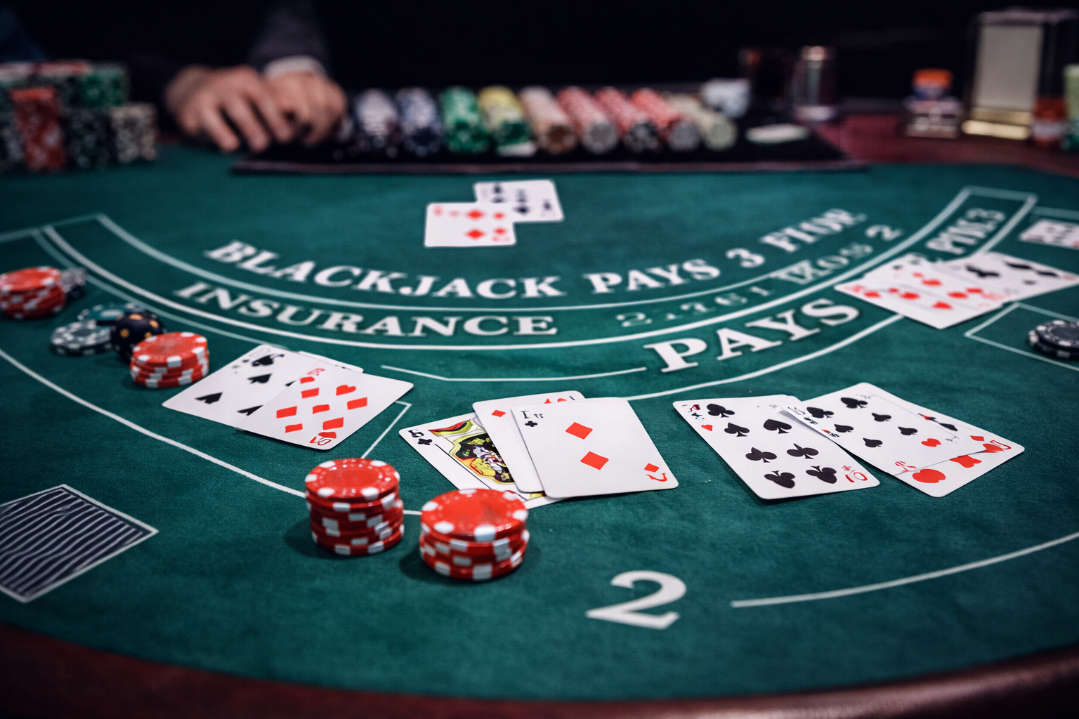 Bàn chơi blackjack với xúc xắc đỏ